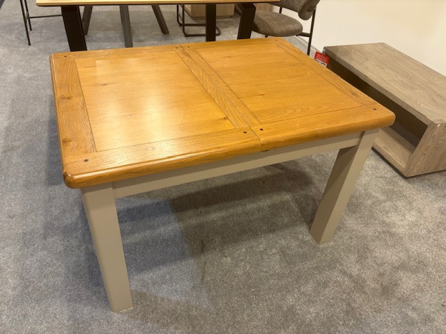 Farmhouse 120-160cm x 90cm Extending Dining Table (Showroom Clearance) Farmhouse 120-160cm x 90cm Extending Dining Table (Showroom Clearance)