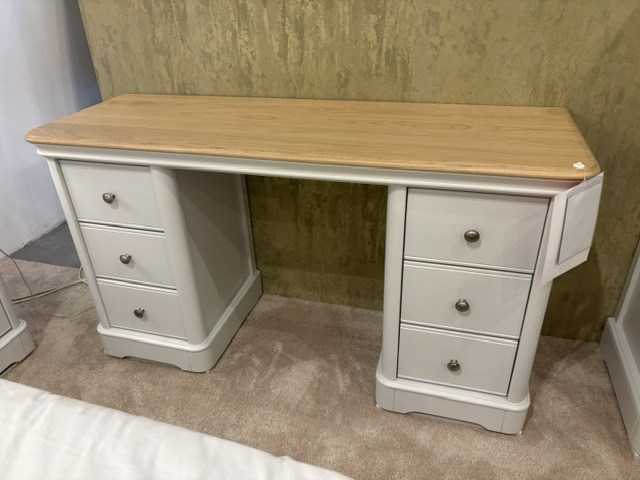 Chatsworth Dressing Table (Showroom Clearance) Chatsworth Dressing Table (Showroom Clearance)